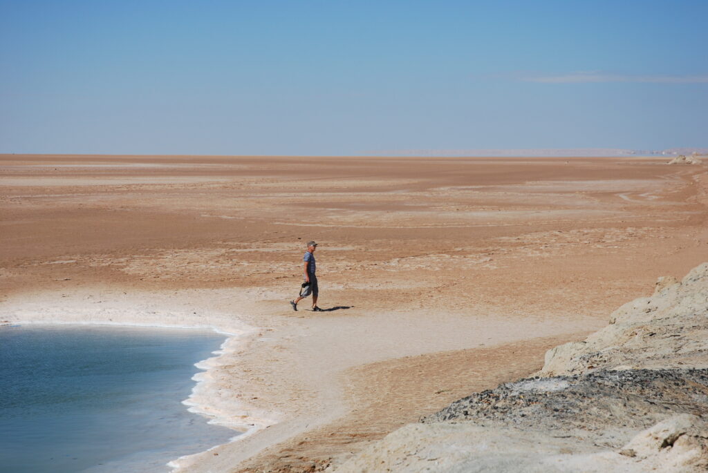 Über den Chott El Jerid – unterwegs zwischen Salzsee, Sahara und Dahargebirge.